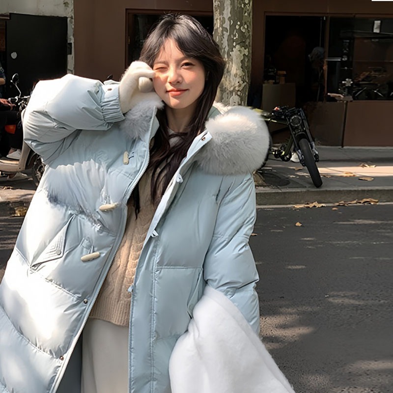 韓国風の厚手のロングダウンジャケット女性用新しい冬スタイル甘い白いダックダウンホーンボタン膝上までの暖かいコート
