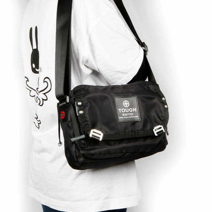 ショルダーバッグ TOUGH ポケット 収納力 アウトドア かばん ナイロン ポケット B5 撥水加工