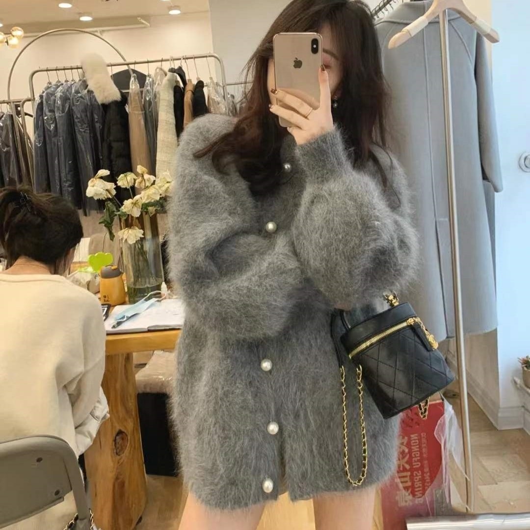 トップス カーディガン ミディアム丈 長袖 ラウンドネック 前開き デザインボタン ふわふわ かわいい 大人可愛い きれいめ シンプル 上品 おしゃれ かっこいい レトロ きちんと こなれ感 個性的