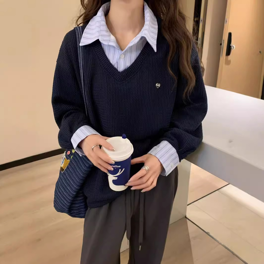 秋の女性用韓国vネックエッグストライプフェイクツーピーススウェットシャツ新しいスタイル怠惰なスタイルのルーズセーター長袖トップ