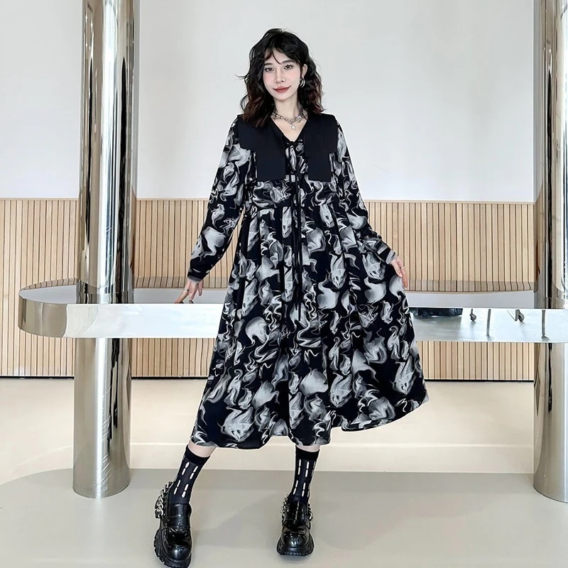レトロ香港スタイルプリントVネック長袖ドレス 女性の春と秋の薄いセクションの外ネクタイ小さなショール緩いラインスカート冬のワンピース長袖ロング・マキシ丈ワンピ
