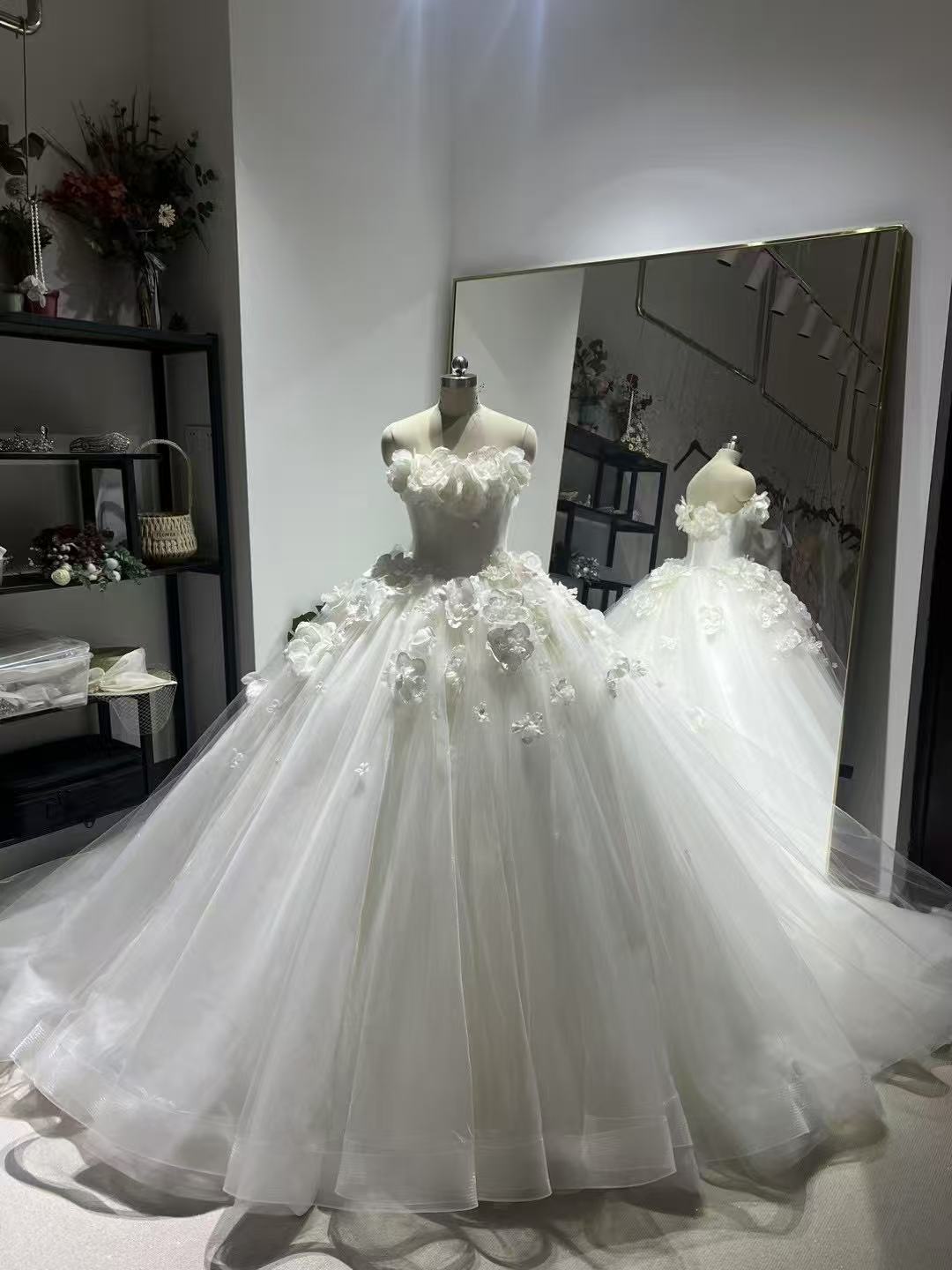 ウエディングドレス ホワイト ベアトップ お花です ソフトチュール 結婚式/披露宴 上品！ 華やかなトレーン