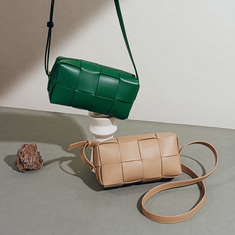 【本革 7カラー キーホルダーを贈る】オールシーズンバッグ 斜めがけ ミニバッグ シンプル ショルダーバッグ人気スクエア 韓国製バッグ