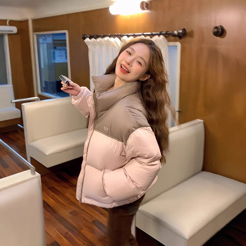 2024年冬の女性用ショートダウンジャケット小柄な男性向けの新しいスプライスブレッドジャケット超見栄えの良いニッチな厚みのあるジャケット爆発