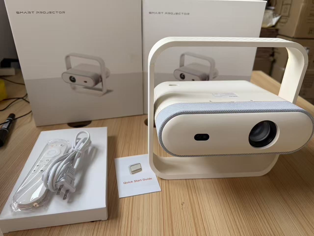 家庭用プロジェクター 1500ANSIルーメン 4K対応 HDR10+ Dolby Vision Dolby Audio 20Wスピーカー TV OS搭載 自動台形補正 オートフォーカス 短距離投影