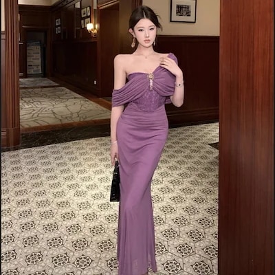 セクシーな字の肩の胸のワンピースの袖がありません2025夏の名媛修身収ウエストポーチヒップの魚の尾のスカートの女性