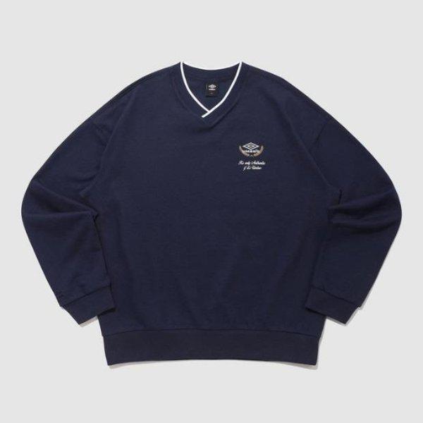 長袖Tシャツ TQT UP421CFSO8-NVY HBL メモリアルグラフィック Vネック スウェットシャツ / NAVY