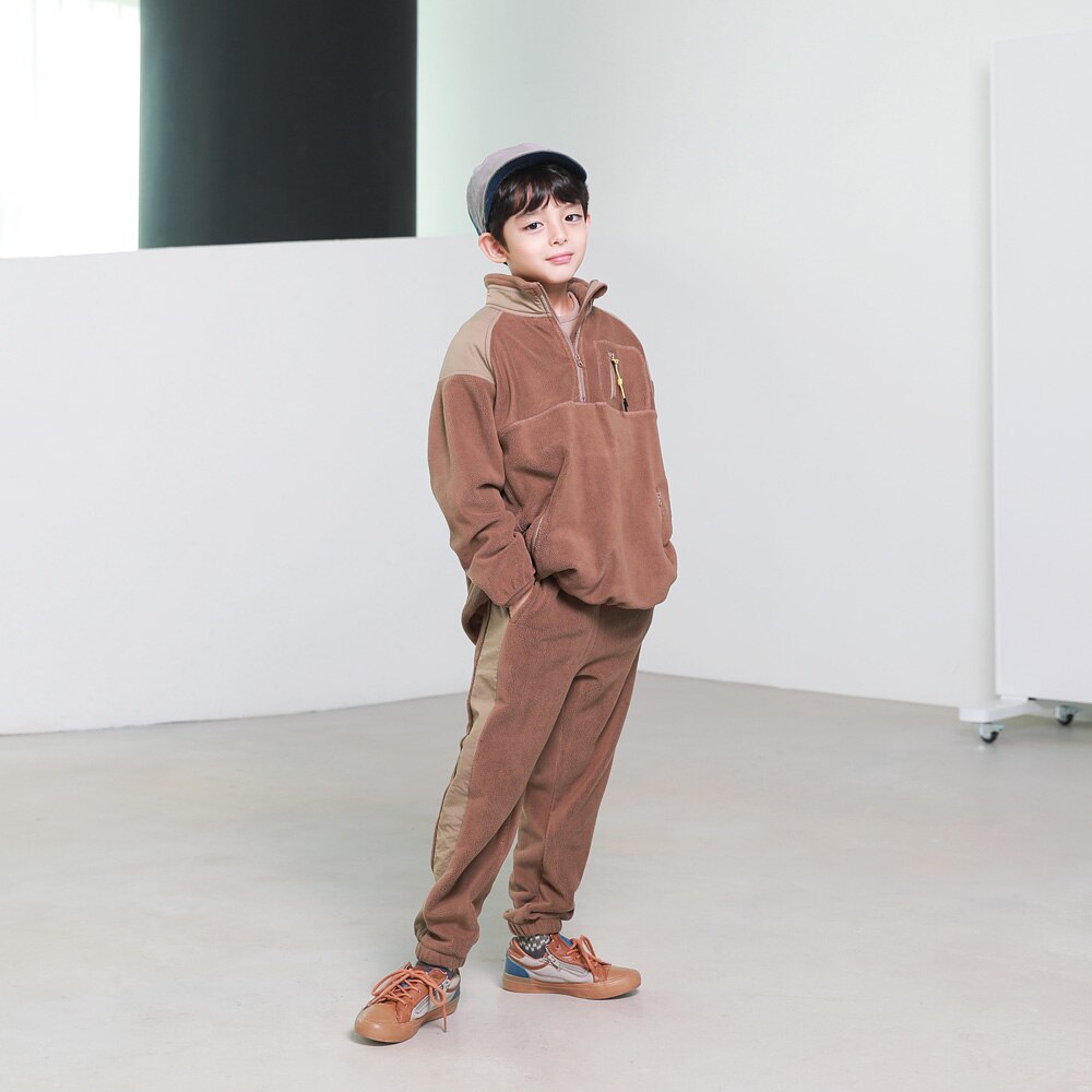 ハーフジップアップデザインにポケットディテールをデザインした上下セット