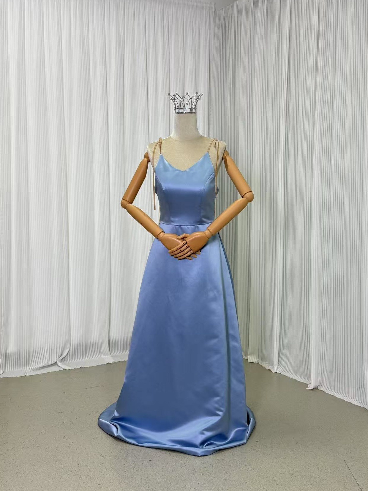 爽やかで優しいブルー キャミソール ファスナー 光沢サテン ミニトレーン 細見えシルエット ワンピース 20,572円