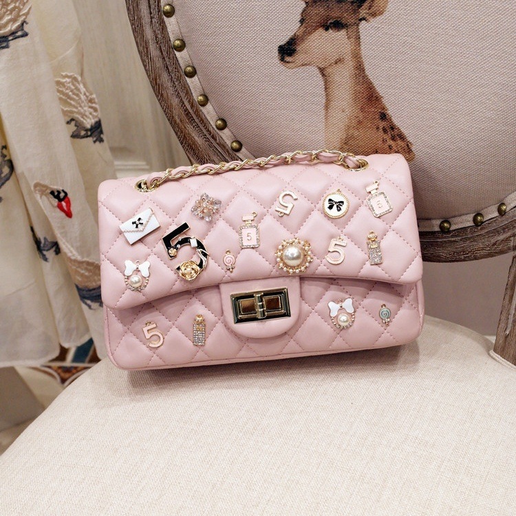 バッグ カバン ショルダー ハンドバッグ 2way 斜めがけ 手持ち ミニバッグ メッセンジャーバッグ スクエア パール バッジ 仕切り フラップ チェーンストラップ キルティング 厚手 大人可愛い