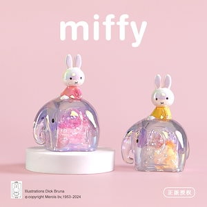 Miffyミッフィーウサギの象のブラインドボックスのテーブルの上に可愛い女の子のクリスマスプレゼント