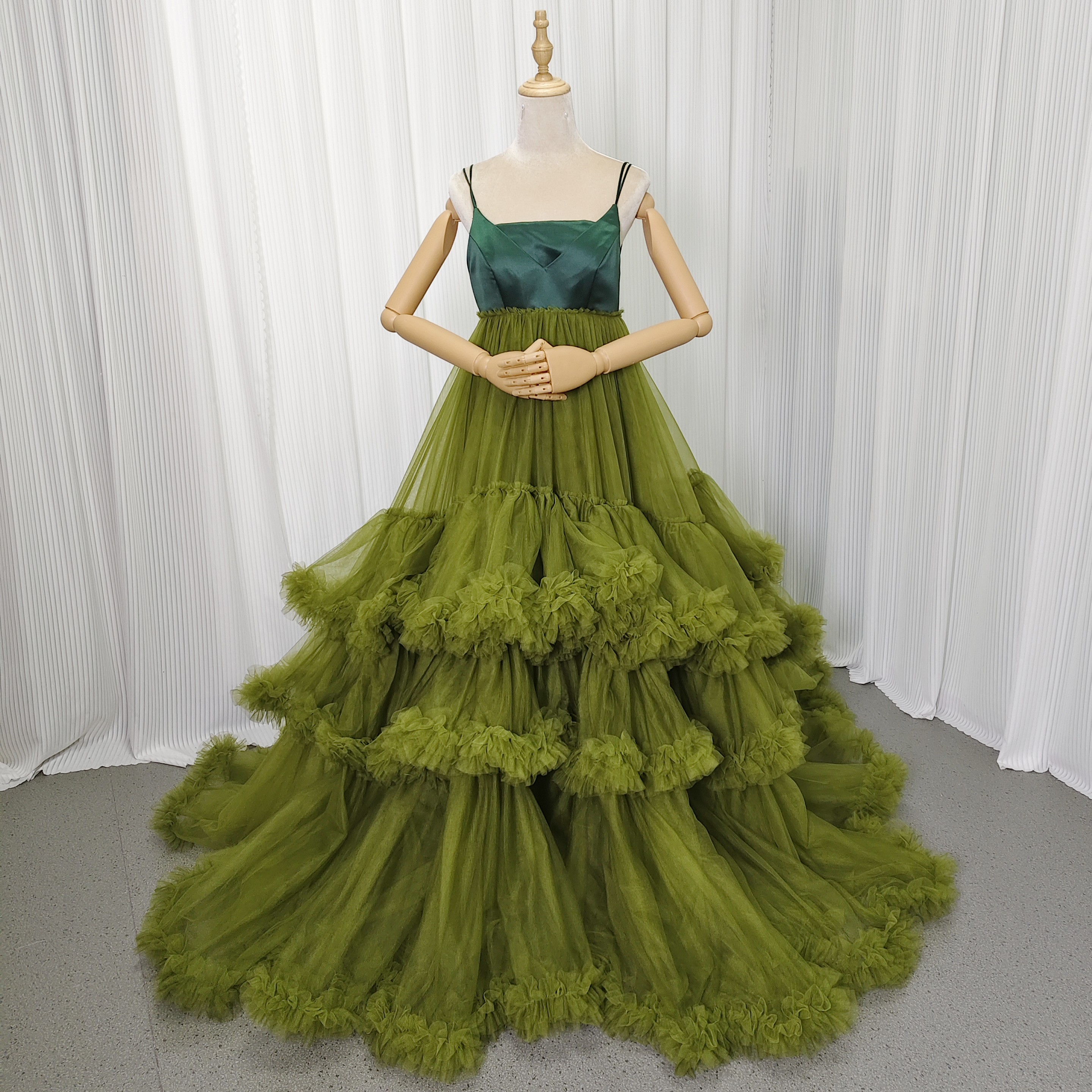 カラードレス グリーン キャミソール ボリュームドレス 優雅なシルエット デザイン感 背中見せ 前撮り