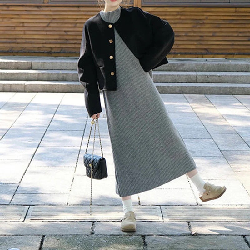 フランス風のエレガントなシャネル風の洗練された女性用ツーピーススーツ春と秋にぴったりの黒のショートジャケットとニットドレスが含まれています