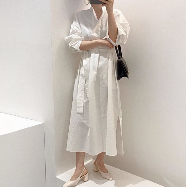 ワンピース シャツワンピース ロング丈 長袖 スタンドカラー デザイン ボタン 美ライン ニュアンス ベルト ウエストマーク ホワイト リラックス ナチュラル かわいい 大人可愛い きれいめ シンプル