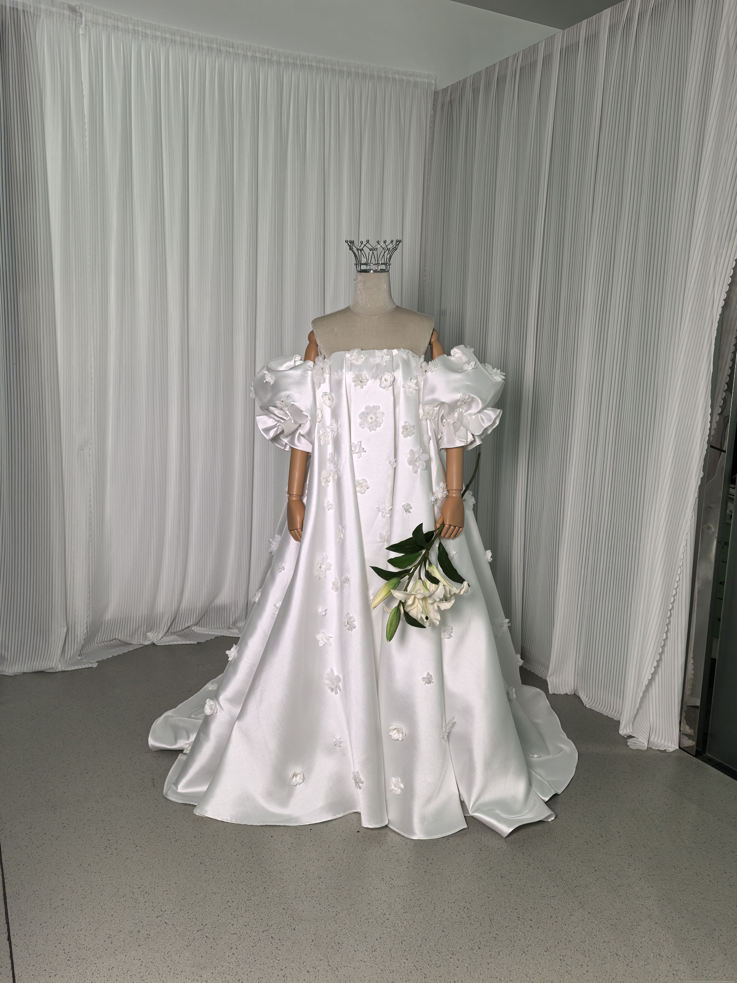 ウエディングドレス ベアトップ フリル袖 可愛い 光沢サテン 花モチーフ ビーズ ファスナー 結婚式/披露宴