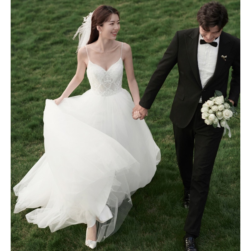 スリングライト結婚式旅行写真セン部門シンプルなスーパーフェアリーホワイト気は薄い屋外結婚式の芝生のレ