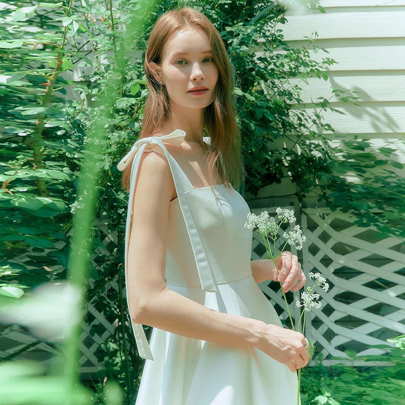 モリスタイルのシンなサスペンダーライトウェディングドレススーツ2025ホワイトウェルカムゲストアウトライトベールトラベル写真登録ドレス