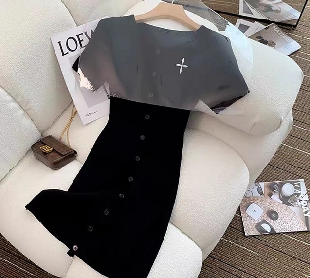 新しいデザイン感が小さい人は腰を収めて痩せている小柄な黒いニットワンピース