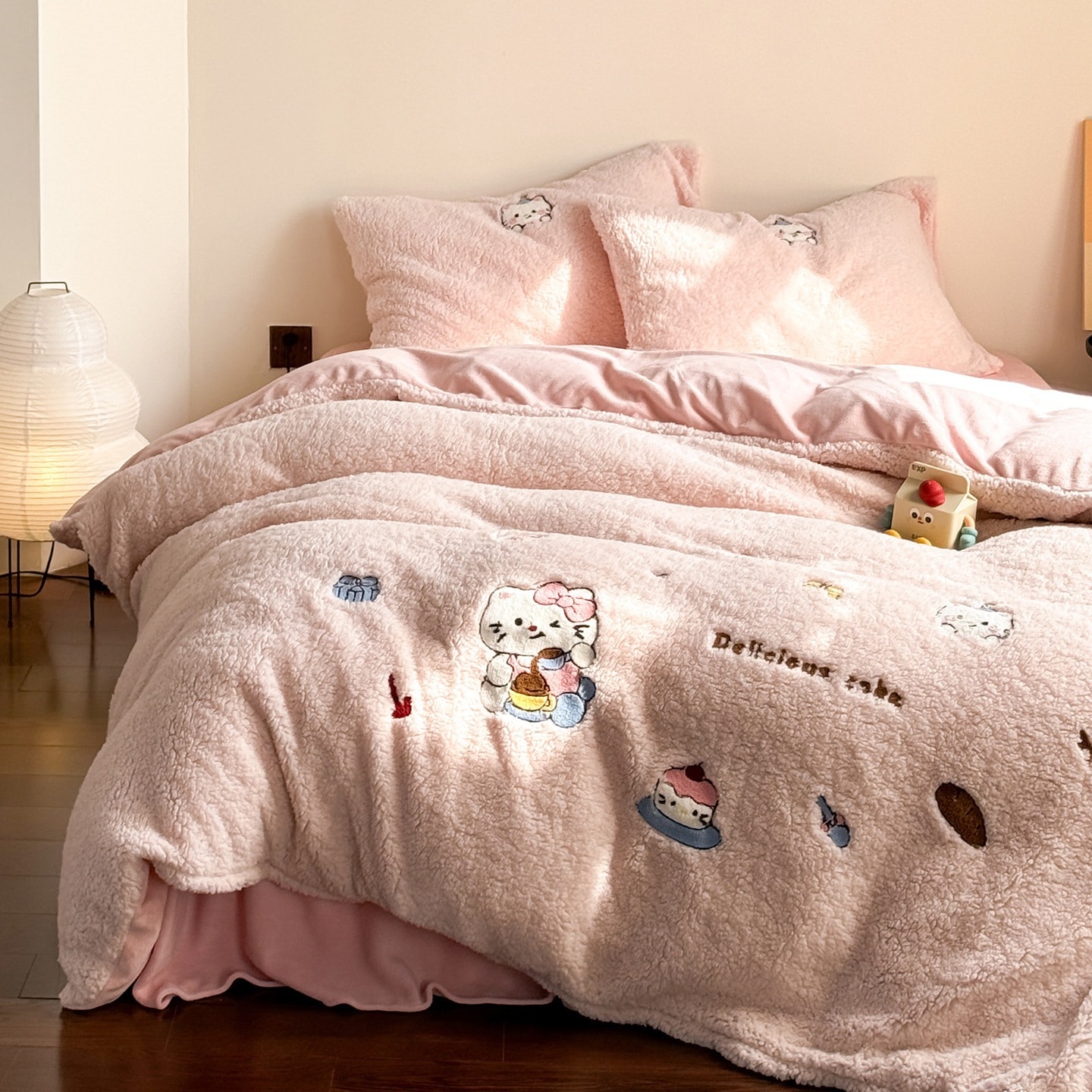 漫画の刺繍コーラルフリースの羽毛布団カバーミルクフリースのシーツフィットシーツなどが付いた非常に暖かくて厚いラムフリースの寝具 4 点セット