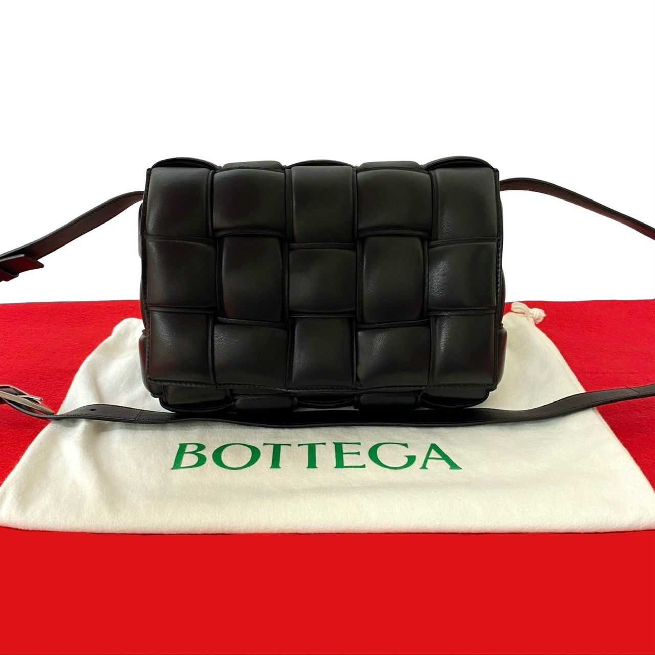 パデッドカセットショルダーバッグ レザー ブラック 945-2 274,800円