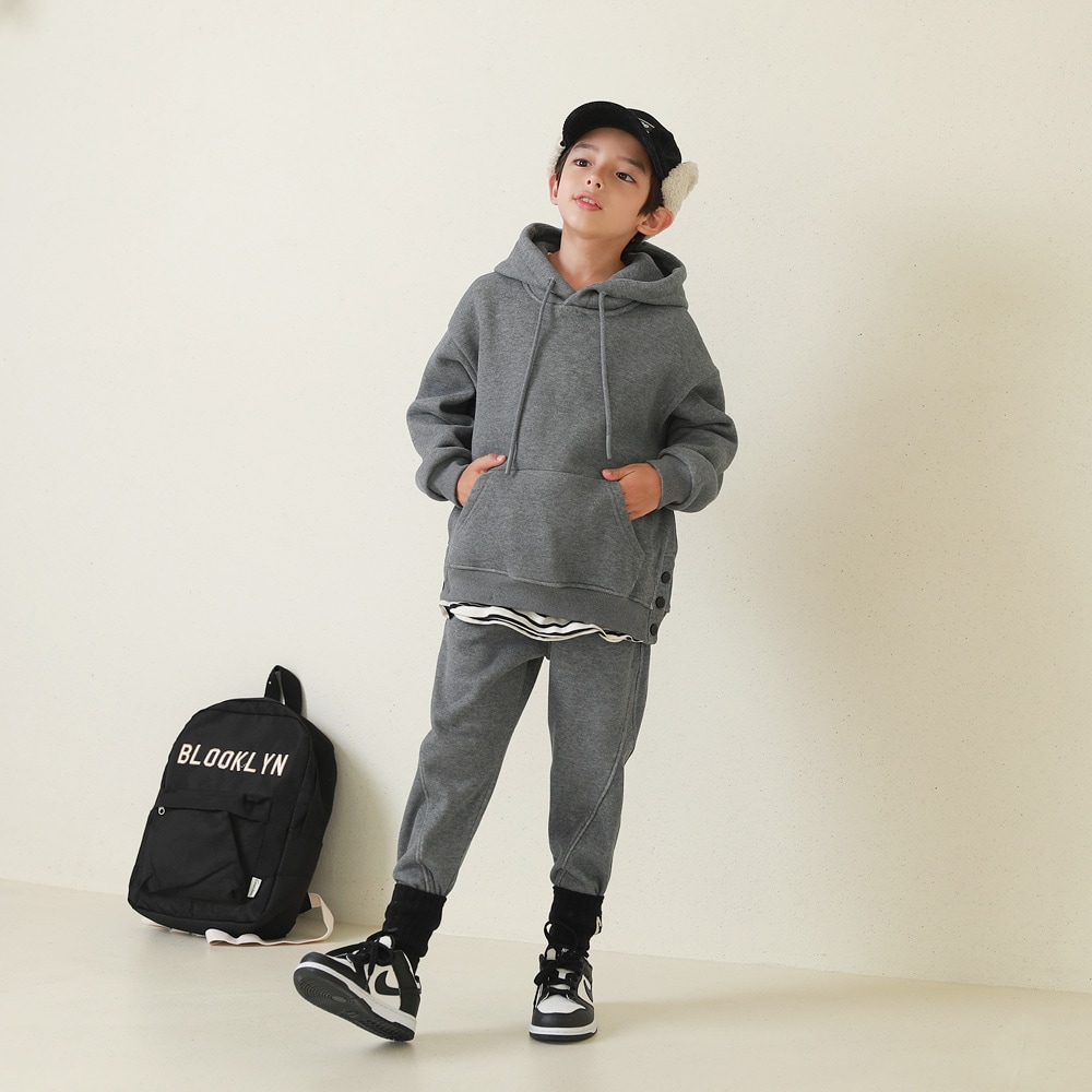 サイドボタンとカンガルーポケットでポイントを与えたふんわりとした起毛上下セット