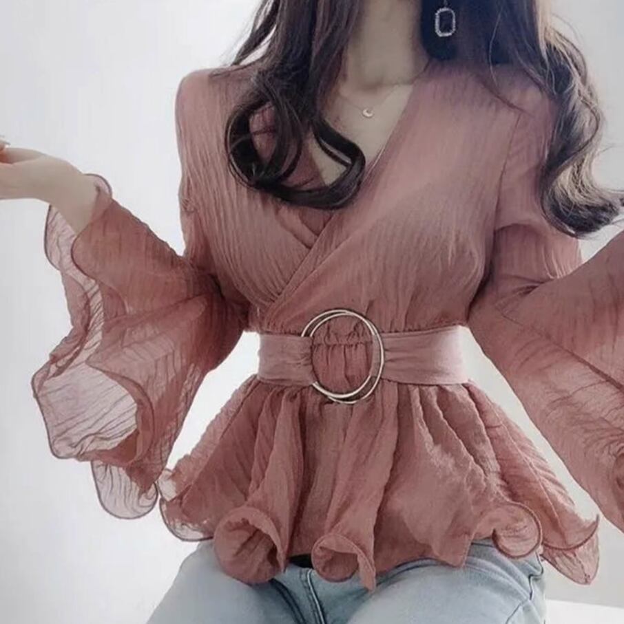トップス ブラウス 長袖 ベルスリーブ Vネック カシュクール フレア スリム 細身 Aライン フェミニン 韓国風 裾フレア シフォン フリル ベルト ウエストマーク 透け感 シースルー 薄手 かわい