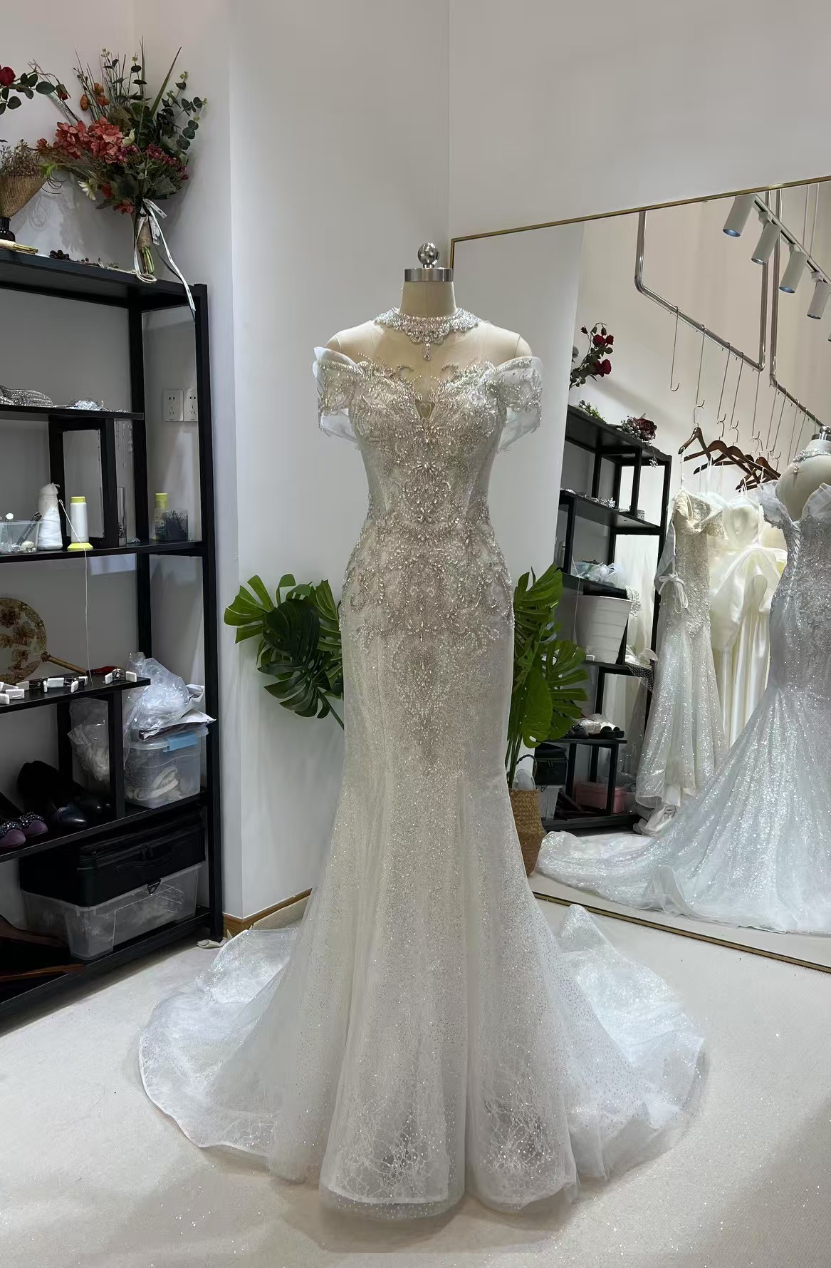 ウエディングドレス 韓国風ドレス キラキラのハンドビーディング 編み上げ 華やかなトレーン 短袖 エレガントレース 披露宴/結婚式