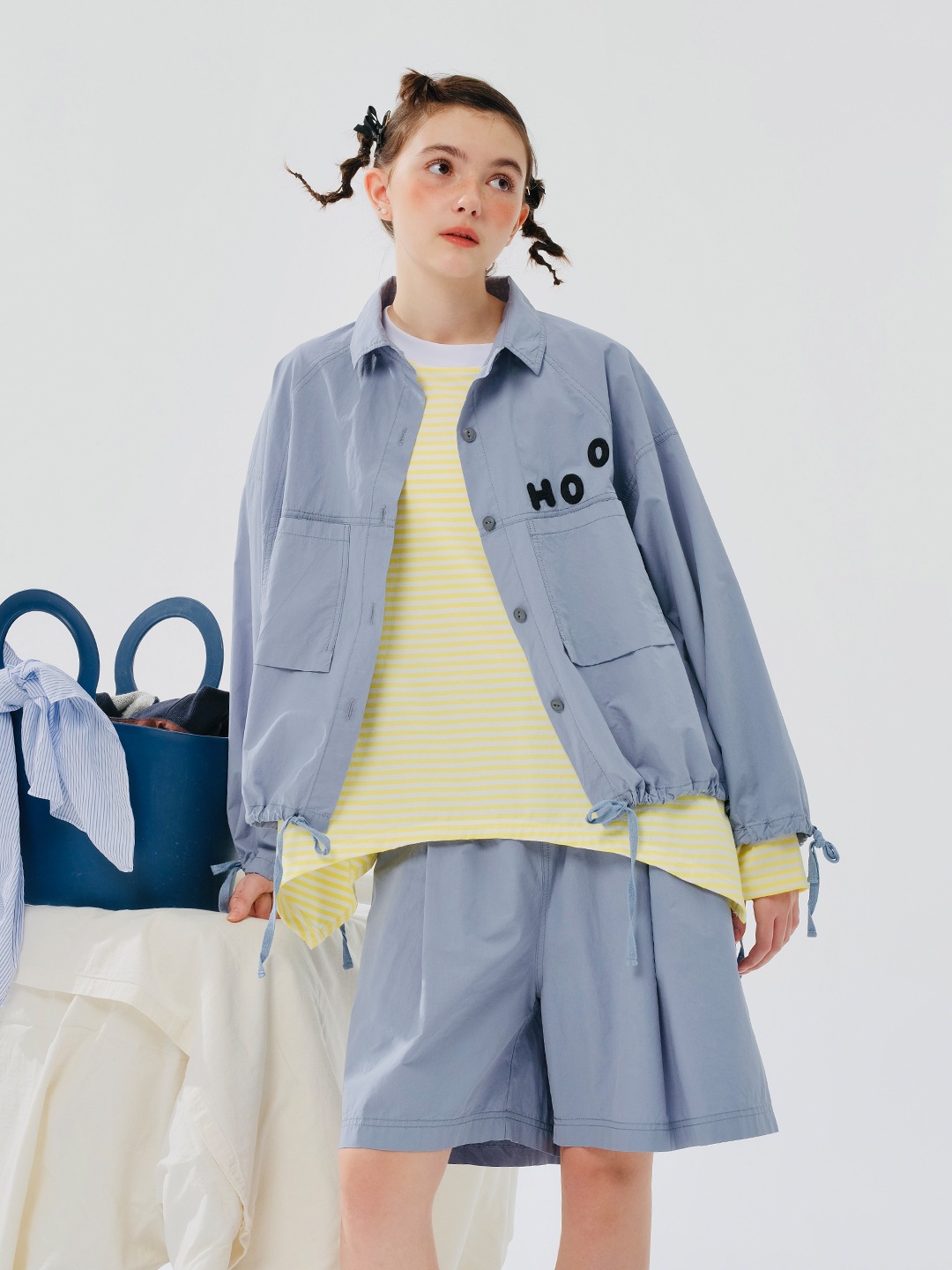 文字ポロ襟の青いシャツ