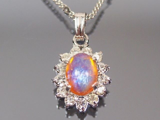 即決オークション開催中！！送料無料/日本製本物/天然ファイヤーオパールパヴェペンダント 8,036円