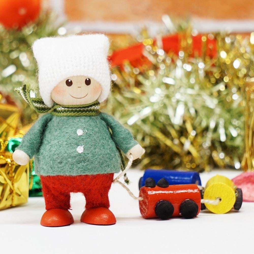ノルディカニッセ 電車のおもちゃを運ぶ男の子 Joy to the world　NRD120763 木製 人形 デンマーク クリス