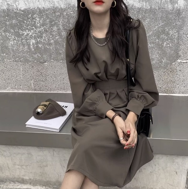 ワンピース ロング丈 長袖 パフスリーブ クルーネック デザイン 美ライン ウエストマーク 軽やか スタイルアップ ドラマチック かわいい 大人可愛い きれいめ シンプル カジュアル 大人 上品