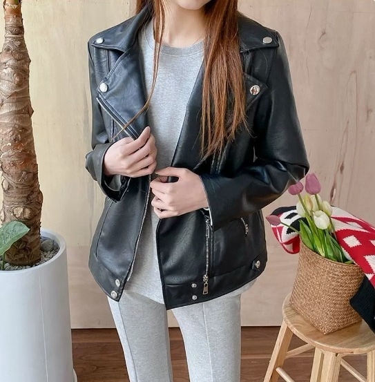 ライダース レディース ジャケット 羽織 レザージャケット 長袖 萌袖 Vネック 襟付き 角襟 ストレート ファスナー ポケット 前開き 薄手 かわいい 大人可愛い シンプル カジュアル おしゃれ
