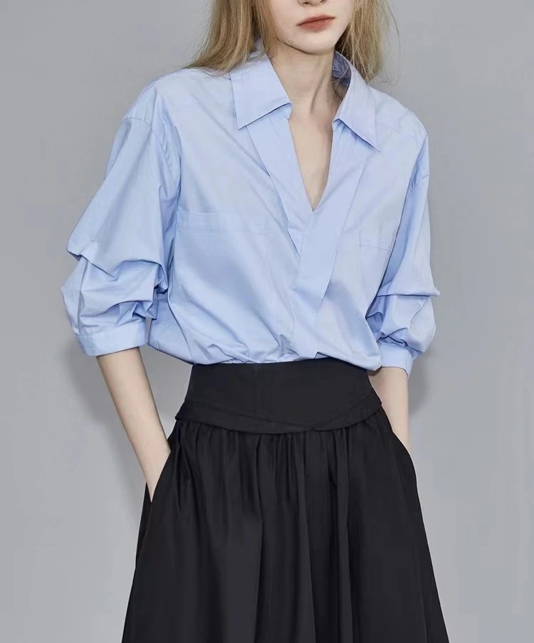 白い長袖デザインシャツ女2024夏新型通勤薄いタイプの贅沢な高級トップス