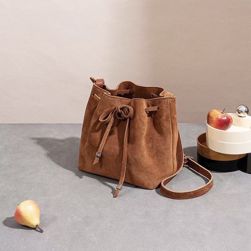 6月の新製品夏の新着商品 【本革/バケツ型/軽量】レディース ミニショルダーバッグ スマホポケット付き ななめ掛け コンパクト 店舗をフォローしてクーポンをゲット