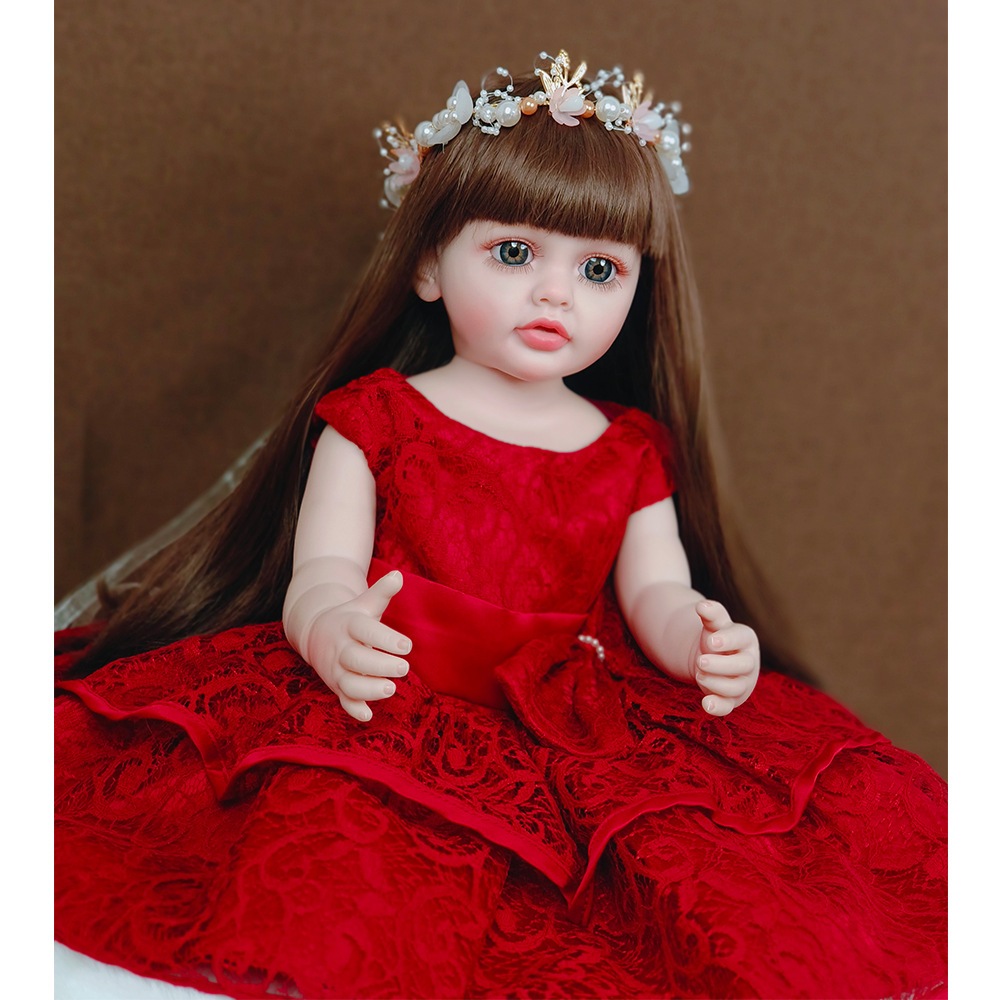 シミュレーション女の子の赤いドレスアップ人形は人形のおもちゃのギフトボックスに同行するために水に入ることができます