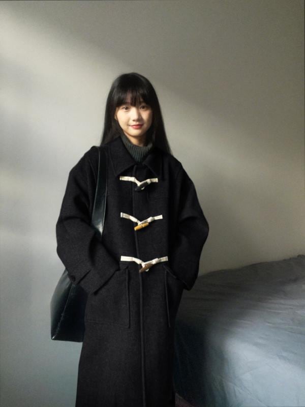 秋冬 コーデ レディース ファッション オシャレ 服 カワイイ シンプル 大人カワイイ 大きいサイズ カレッジ 黒 ホーンボタン コート 韓国スタイル キルティング ウール