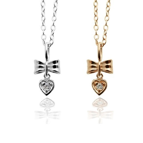 シルバー925　天然ダイヤモンドのリボンの下にハートが揺れるペンダントネックレス　宝石鑑別書カード付きジュエリーケース（箱ボックス）付きでプレゼントにも最適