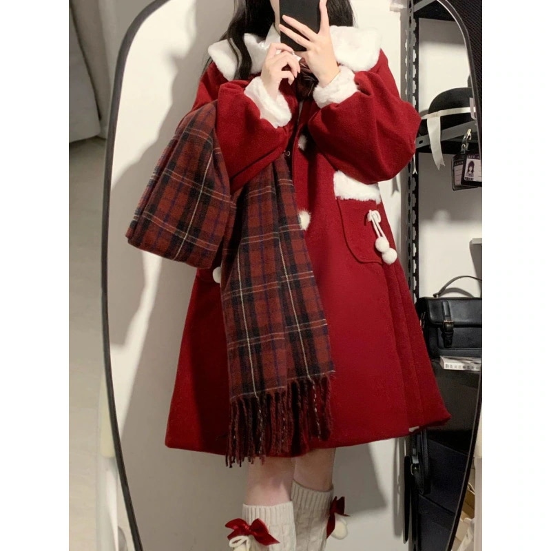 冬の赤いクリスマスの雰囲気感毛襟長袖コートの小柄な年賀状は色にぶつかった毛コートを着ていますね