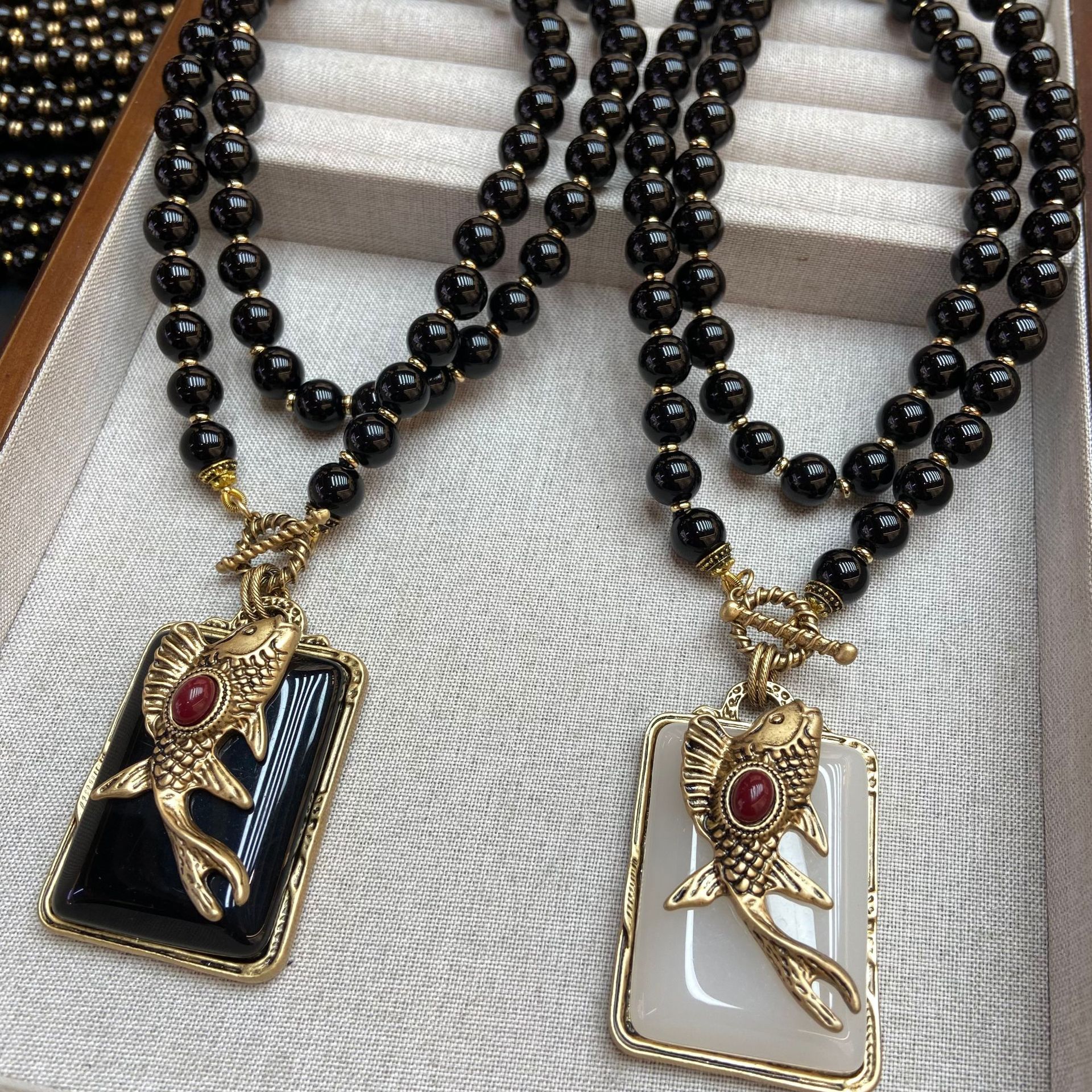 ヴィンテージニッチデザインのレトロな黒瑪瑙金魚トークンロングセーターチェーンエレガントで洗練されています
