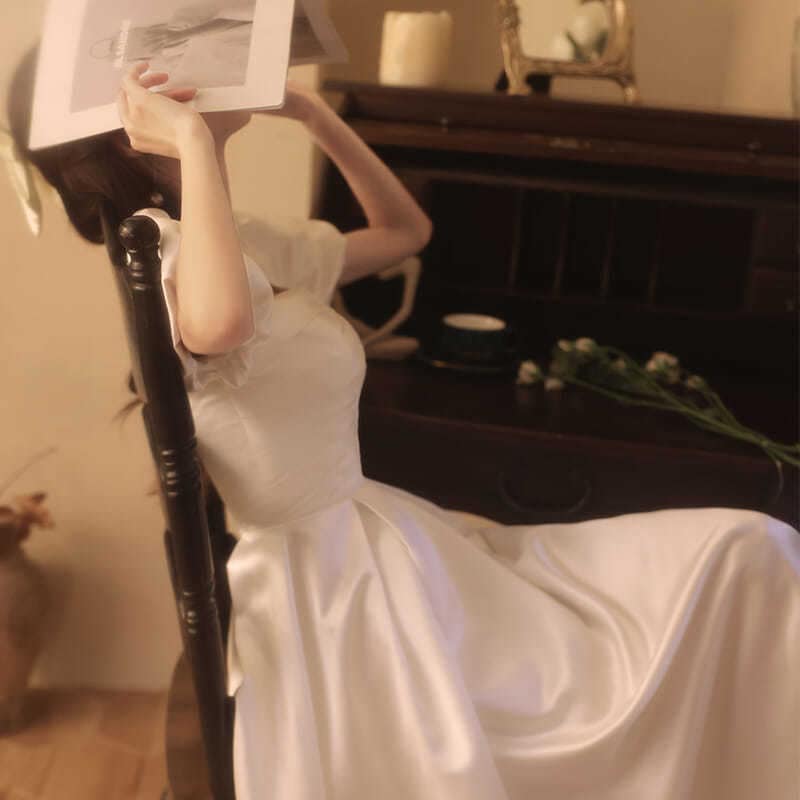 宴会のタキシードの女性の新型の登録は明らかにやせているワンピースの復古のサテンの婚約の白い小さい子供を現します