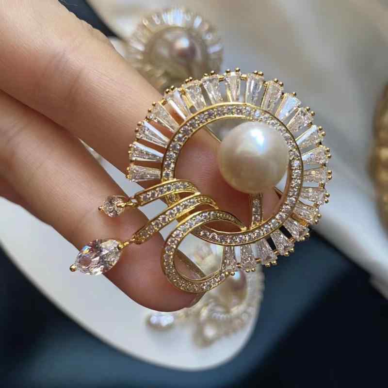 ブローチ 美しい コサージュ ハイエンド レディース ピン アクセサリー 服 固定 バッジ 抗光 パール