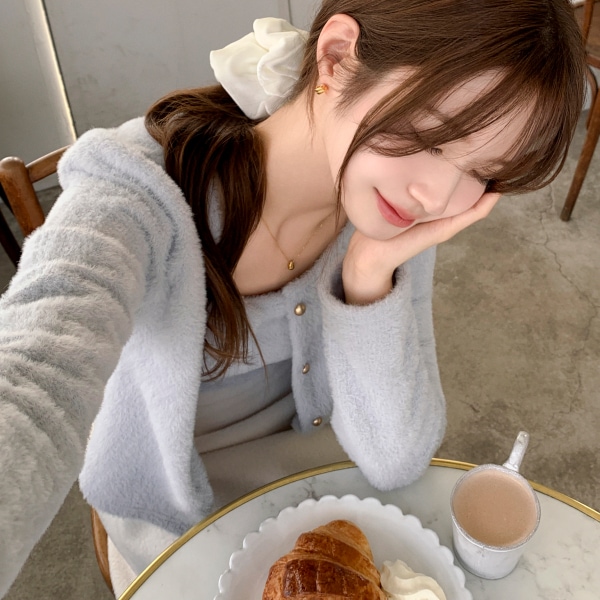 (ふわふわ / なめらかフェイクファー素材) ゴールドボタン ファーキャミソール＆カーディガンセット 韓国アウター st3014