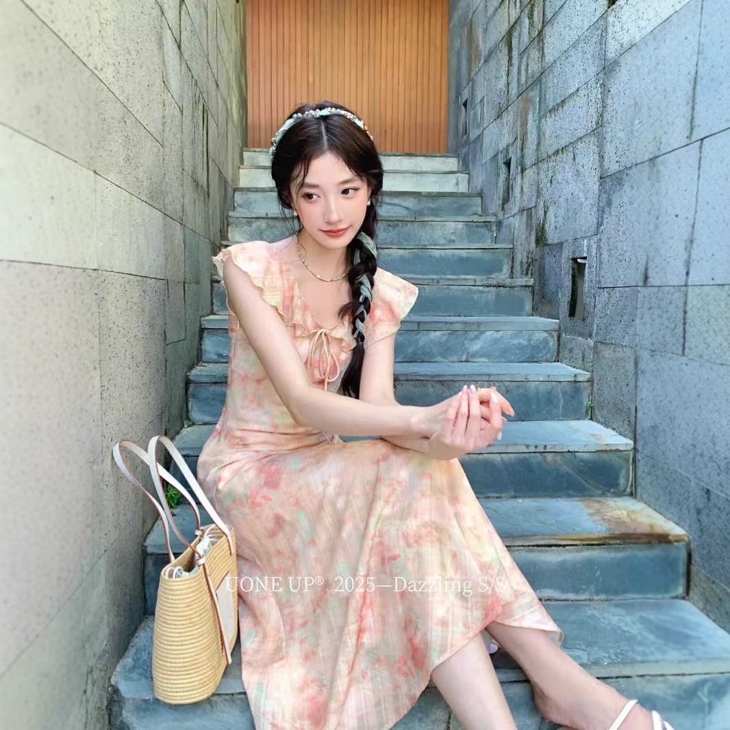 春夏季の優しくて甘美な風の小さなフライスリーブの花柄ドレス女性の気質を引き立てるフィットしたフリル付きVネックのロングドレス
