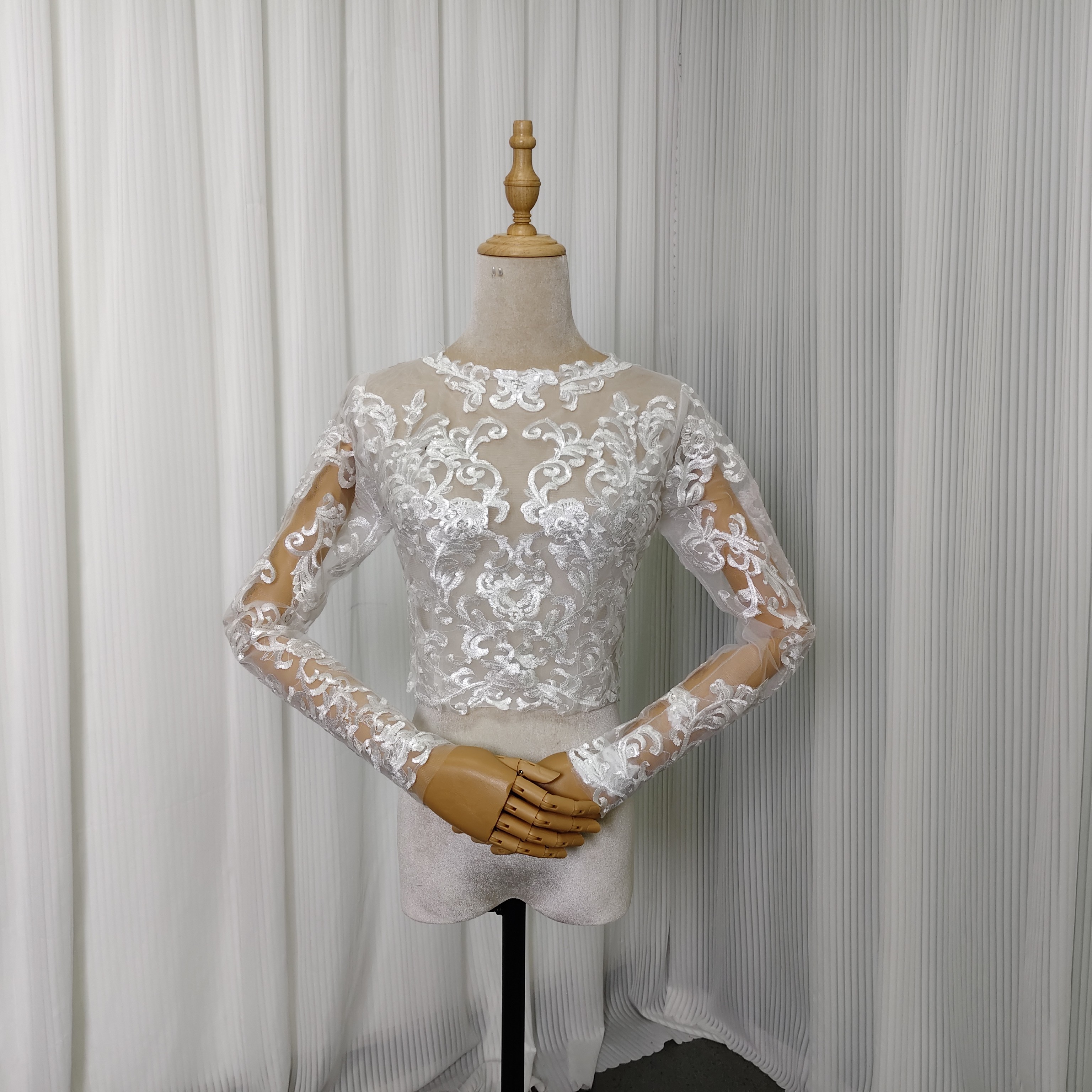 幻想的な輝きトップス オフホワイト ロングスリーブ 贅沢な総レース くるみボタン+ファスナー 結婚式