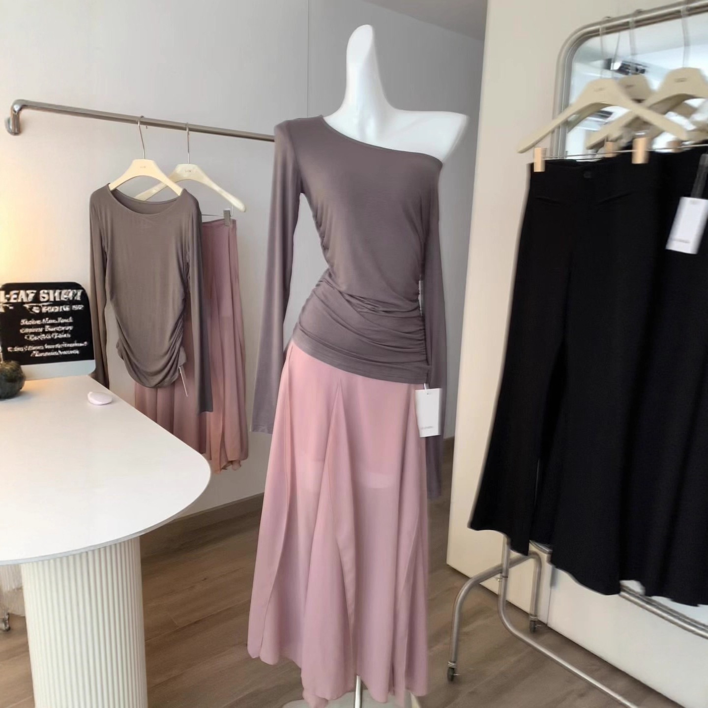 【急速出荷】イレギュラー斜め肩タイツ女性薄スレンダースリム肩見せ長袖T 2点セット