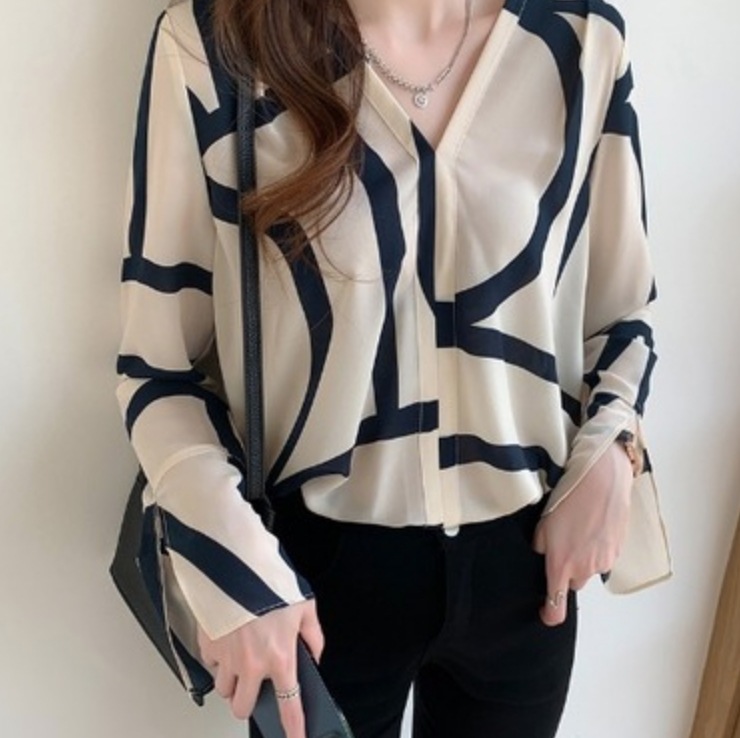 シャツ ブラウス レディース 長袖 Vネック スリット 上品 おしゃれ かわいい 大人可愛い きれいめ 個性的 存在感 インパクト カジュアル 柄 春 秋 学生 デート お出かけ ホワイト トップス