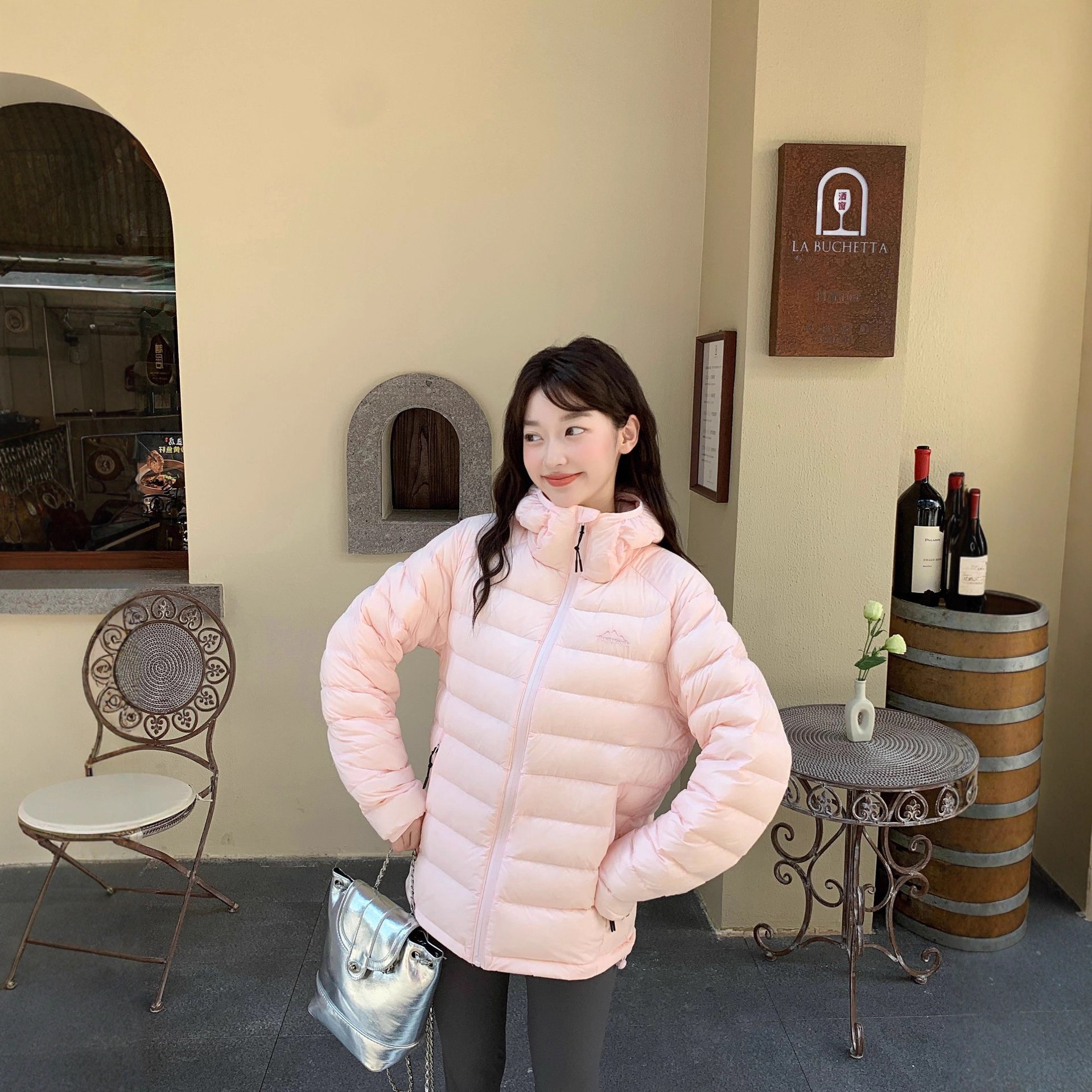 レディースショート軽量ホワイトダックダウンジャケット新しい冬スタイルピンクのカジュアルスポーツフード付きコート