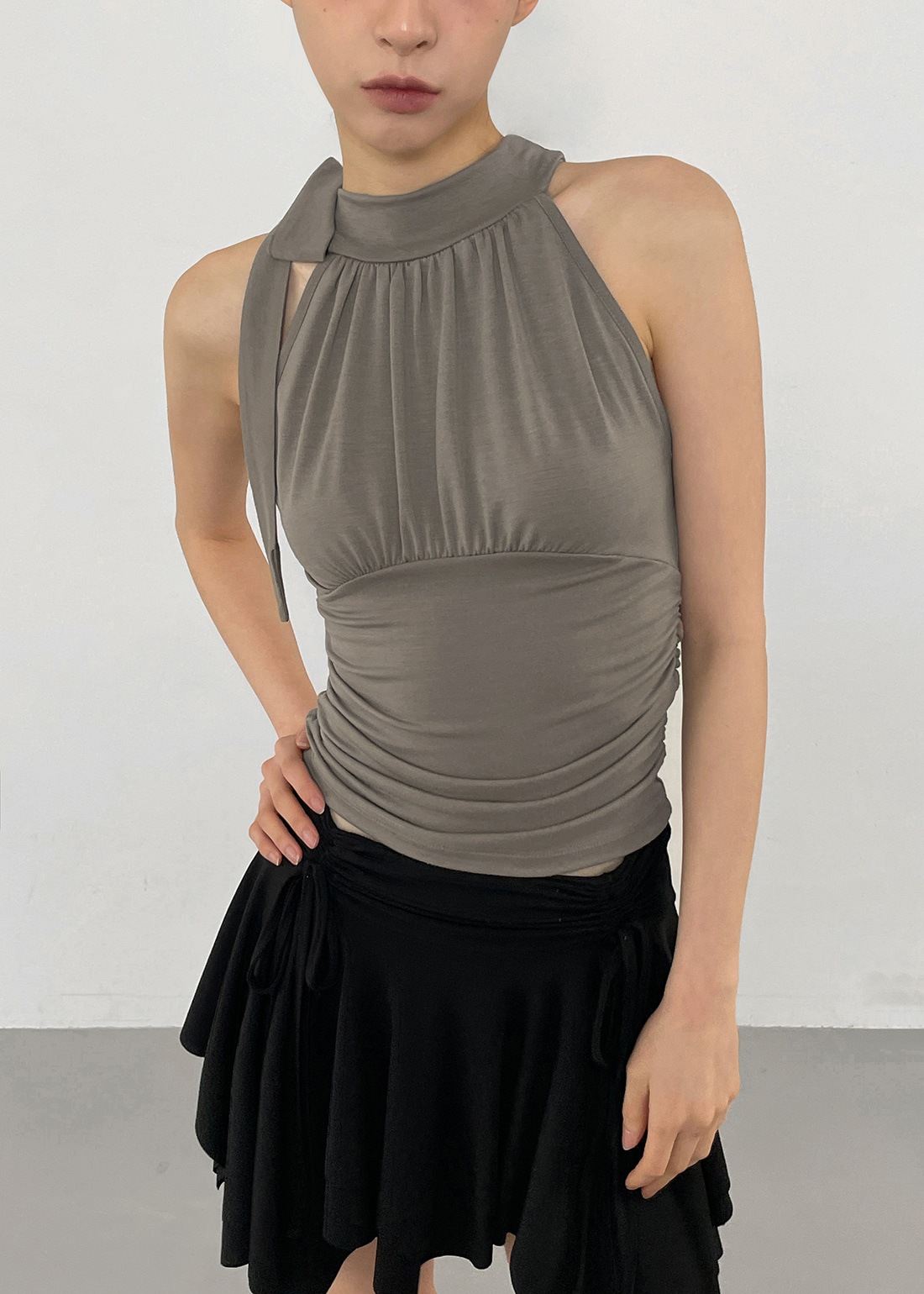 クンネットシャーリングストラップホルターネックノースリーブ