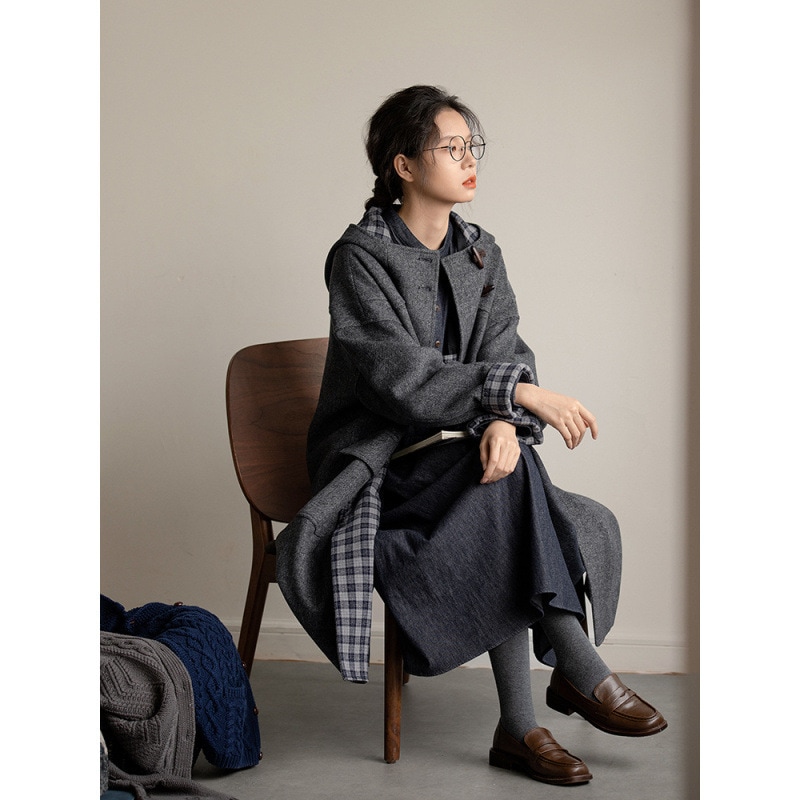 日系レトロフード付き牛角ボタンコート女2024新中長タイプのゆるい青い毛コートですね