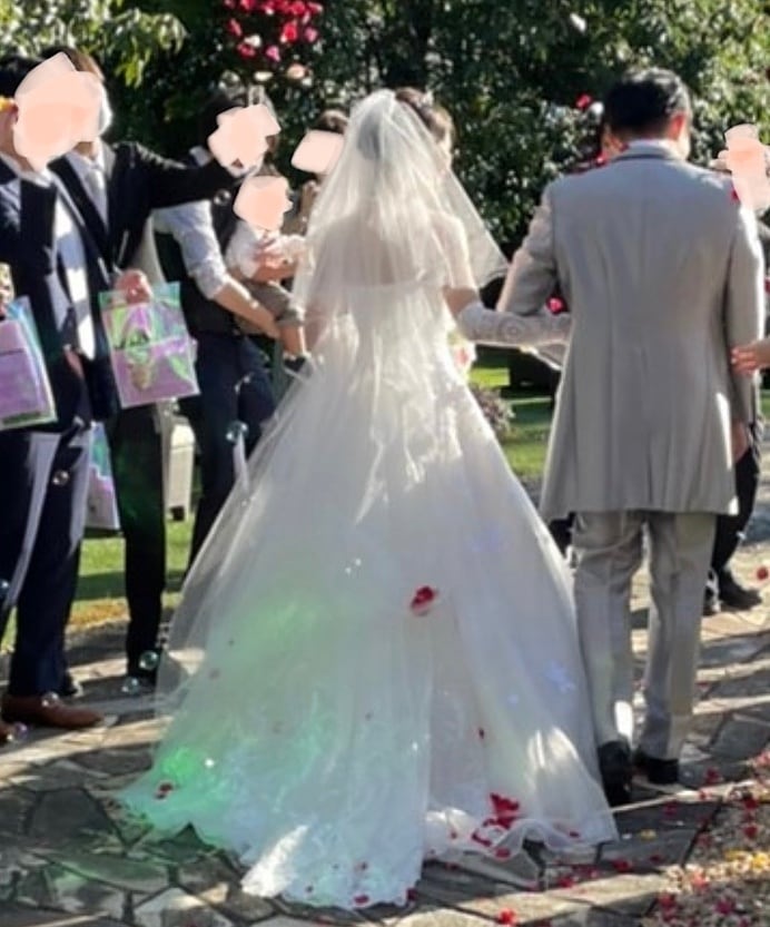 実例写真！華やかなトレーン 花柄のモチーフ刺繍が美しく 結婚式 色直し オフホワイト ウエディングドレス 目立つ